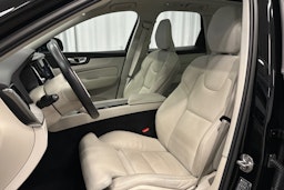 musta Volvo XC60 2023 kuva 17.