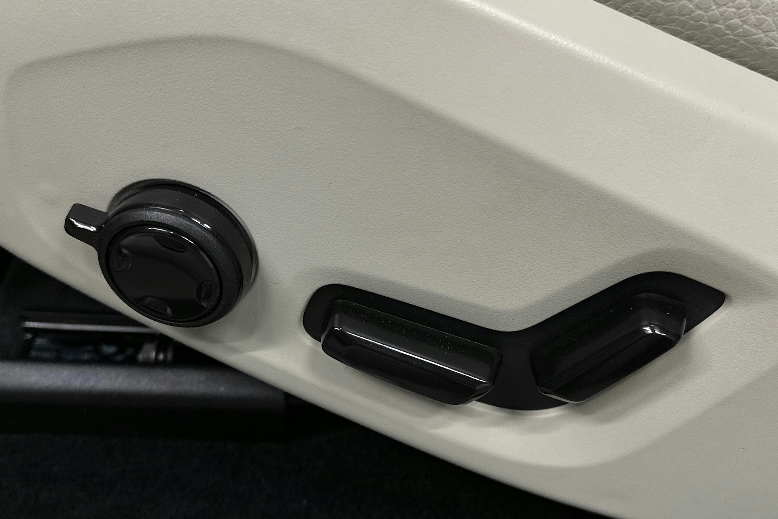 musta Volvo XC60 2023 kuva 18.