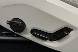 musta Volvo XC60 2023 kuva 18.