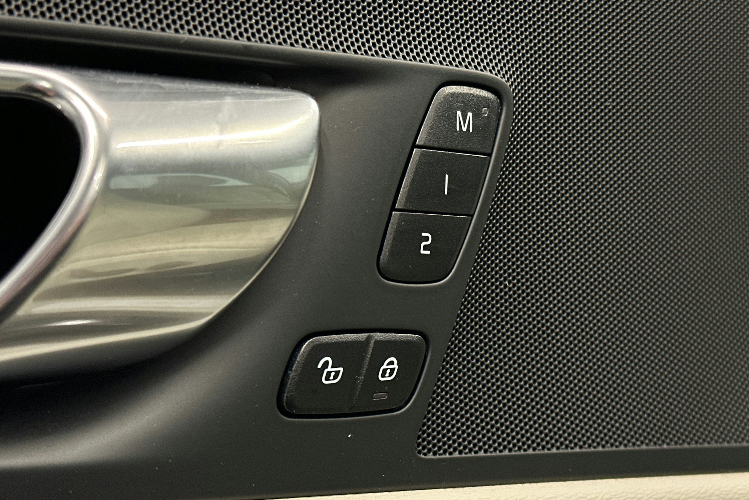 musta Volvo XC60 2023 kuva 19.