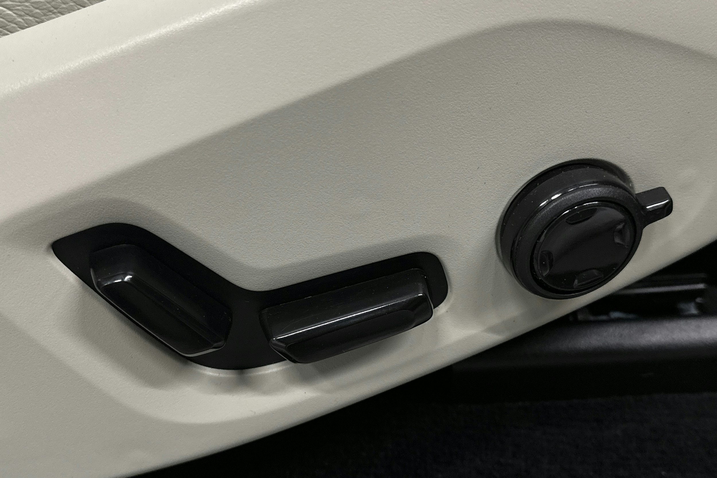 musta Volvo XC60 2023 kuva 20.