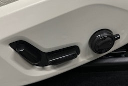 musta Volvo XC60 2023 kuva 20.