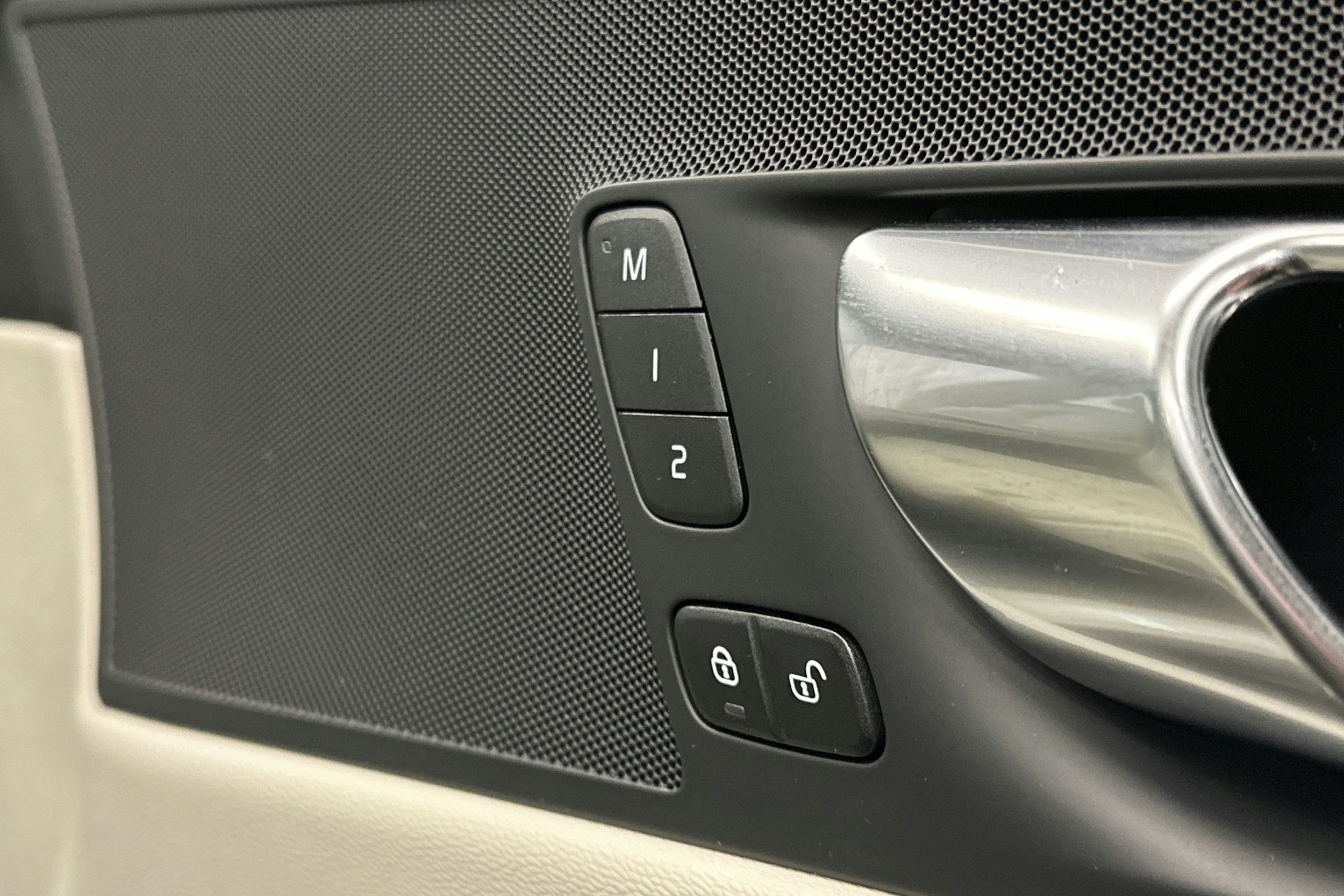 musta Volvo XC60 2023 kuva 21.