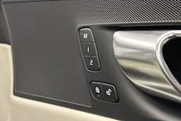 musta Volvo XC60 2023 kuva 21.