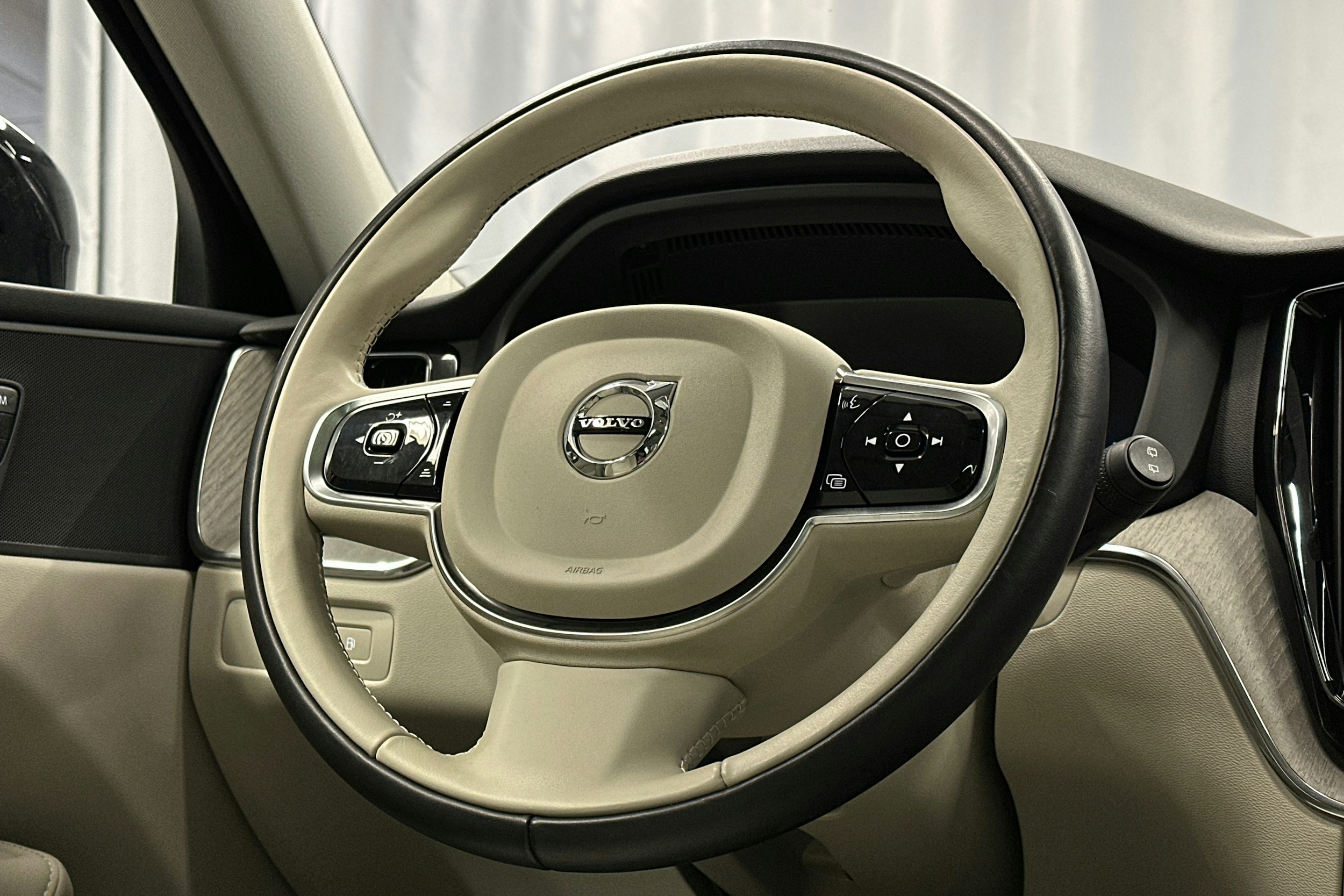 musta Volvo XC60 2023 kuva 22.