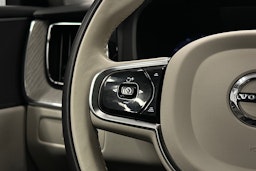 musta Volvo XC60 2023 kuva 23.