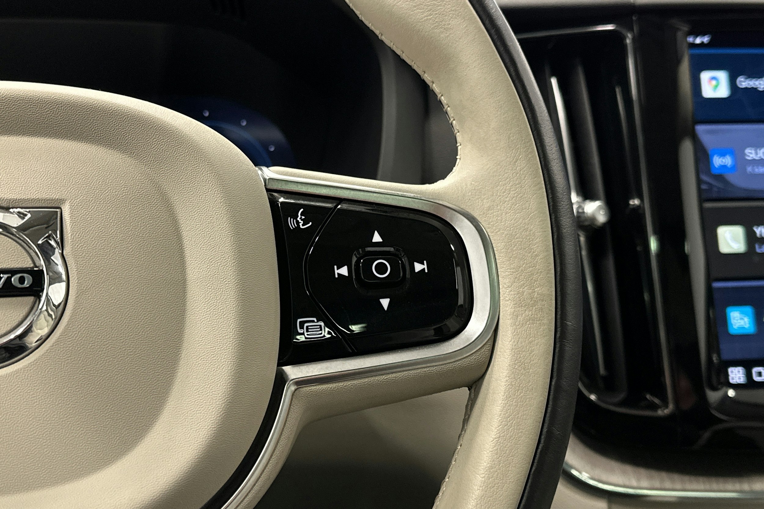 musta Volvo XC60 2023 kuva 24.