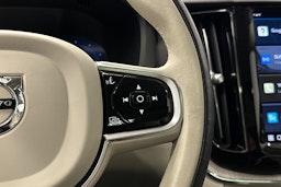 musta Volvo XC60 2023 kuva 24.