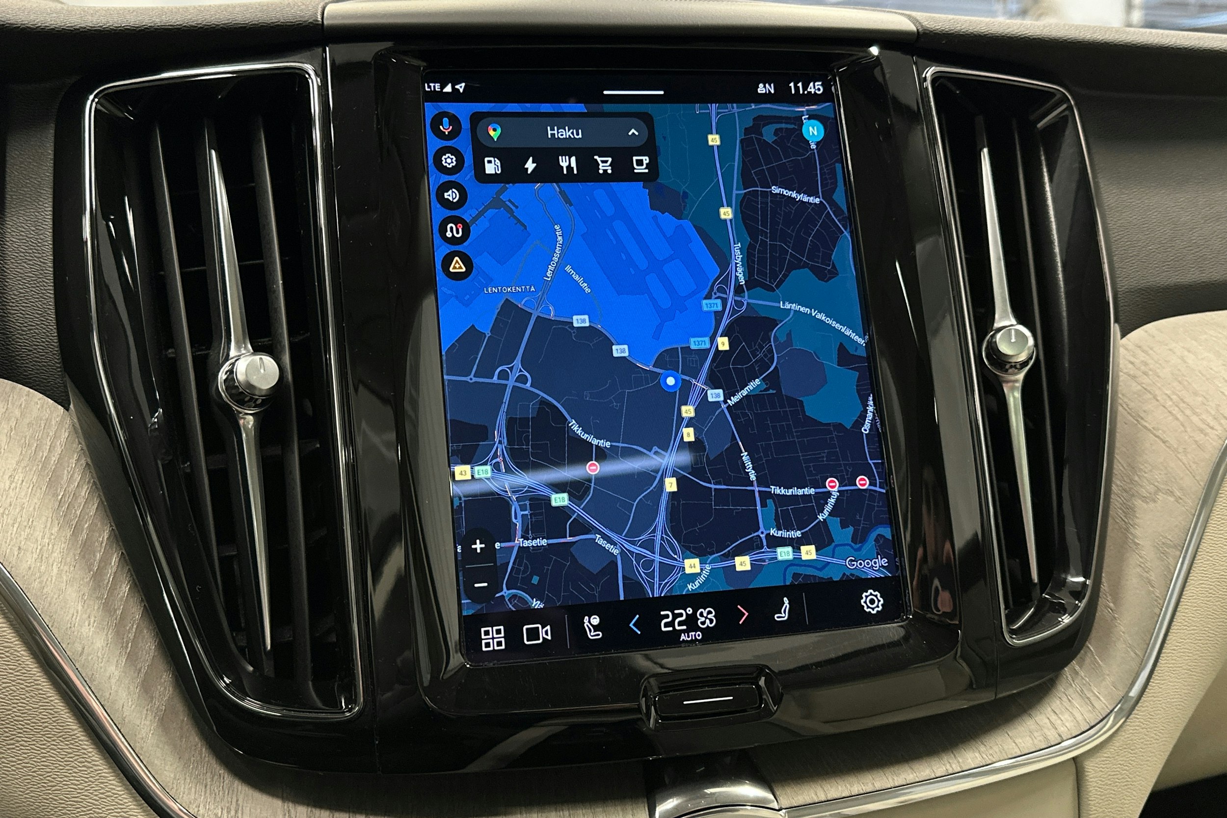 musta Volvo XC60 2023 kuva 27.