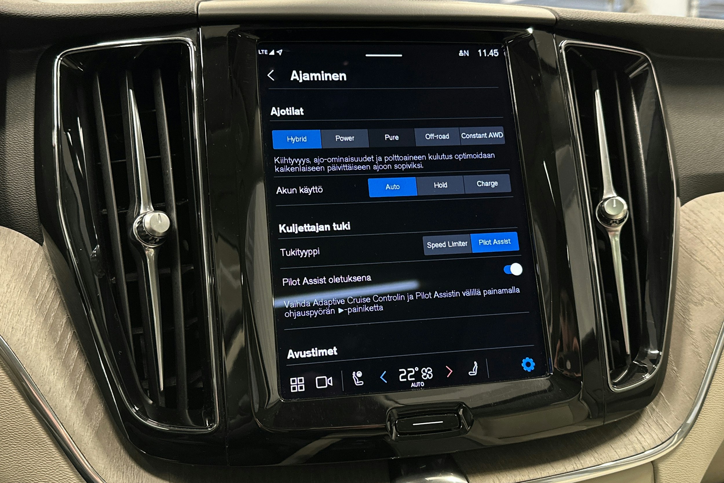 musta Volvo XC60 2023 kuva 28.