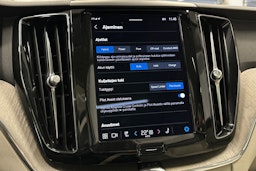 musta Volvo XC60 2023 kuva 28.