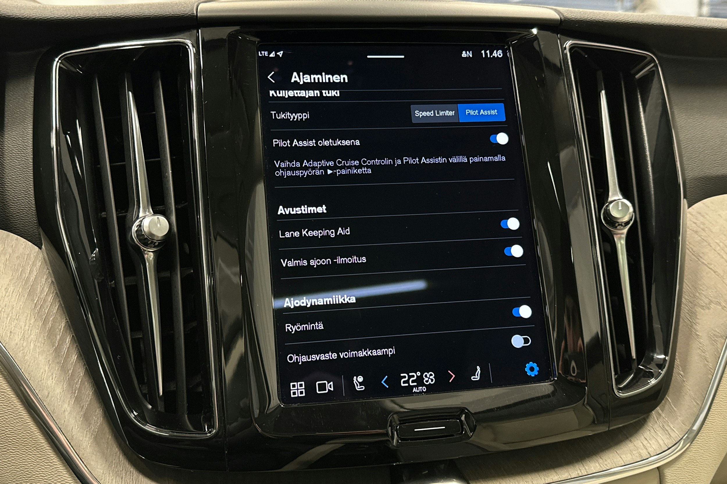 musta Volvo XC60 2023 kuva 29.