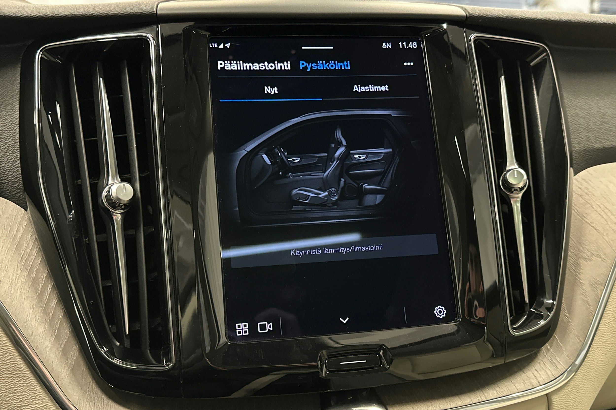 musta Volvo XC60 2023 kuva 30.