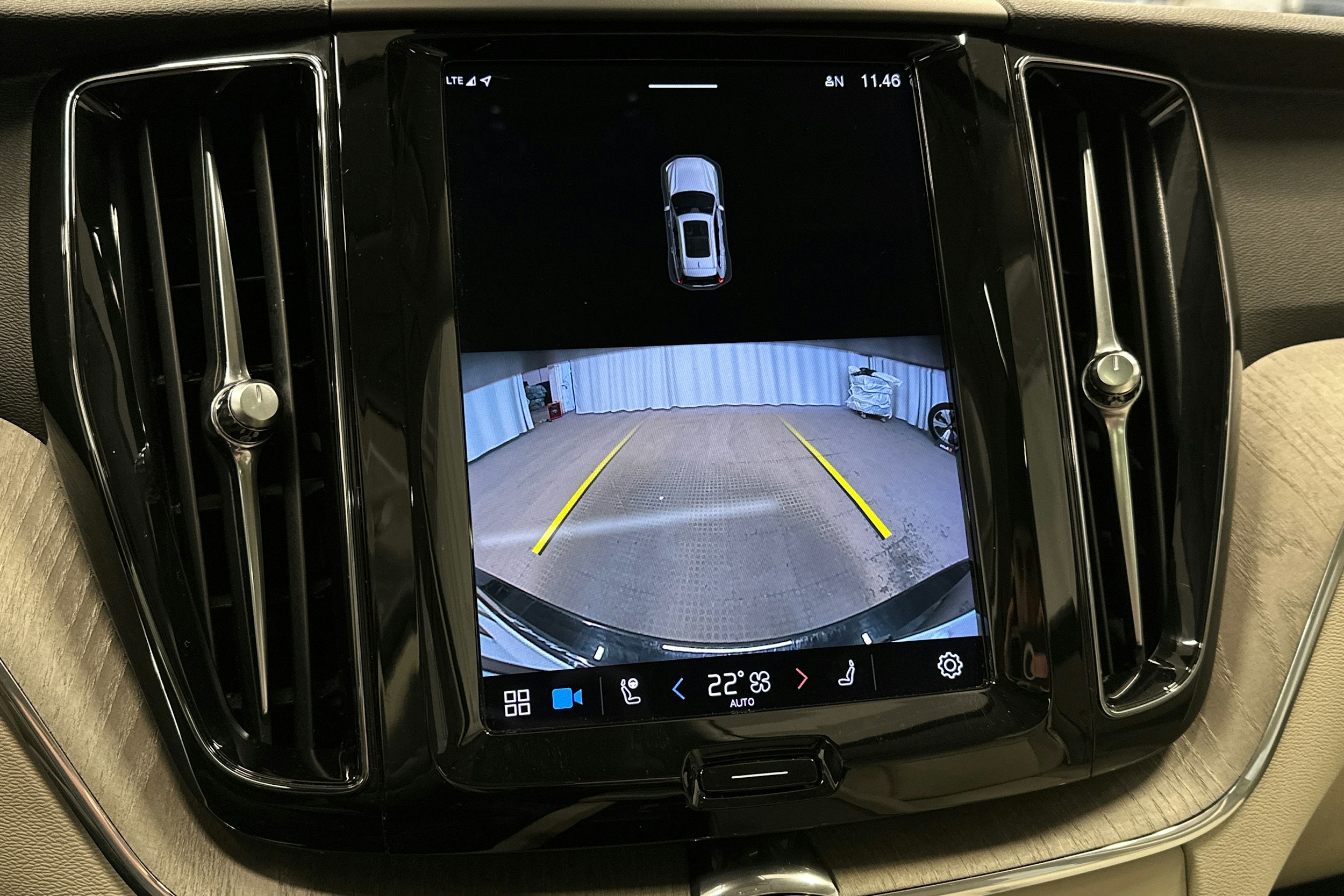 musta Volvo XC60 2023 kuva 31.