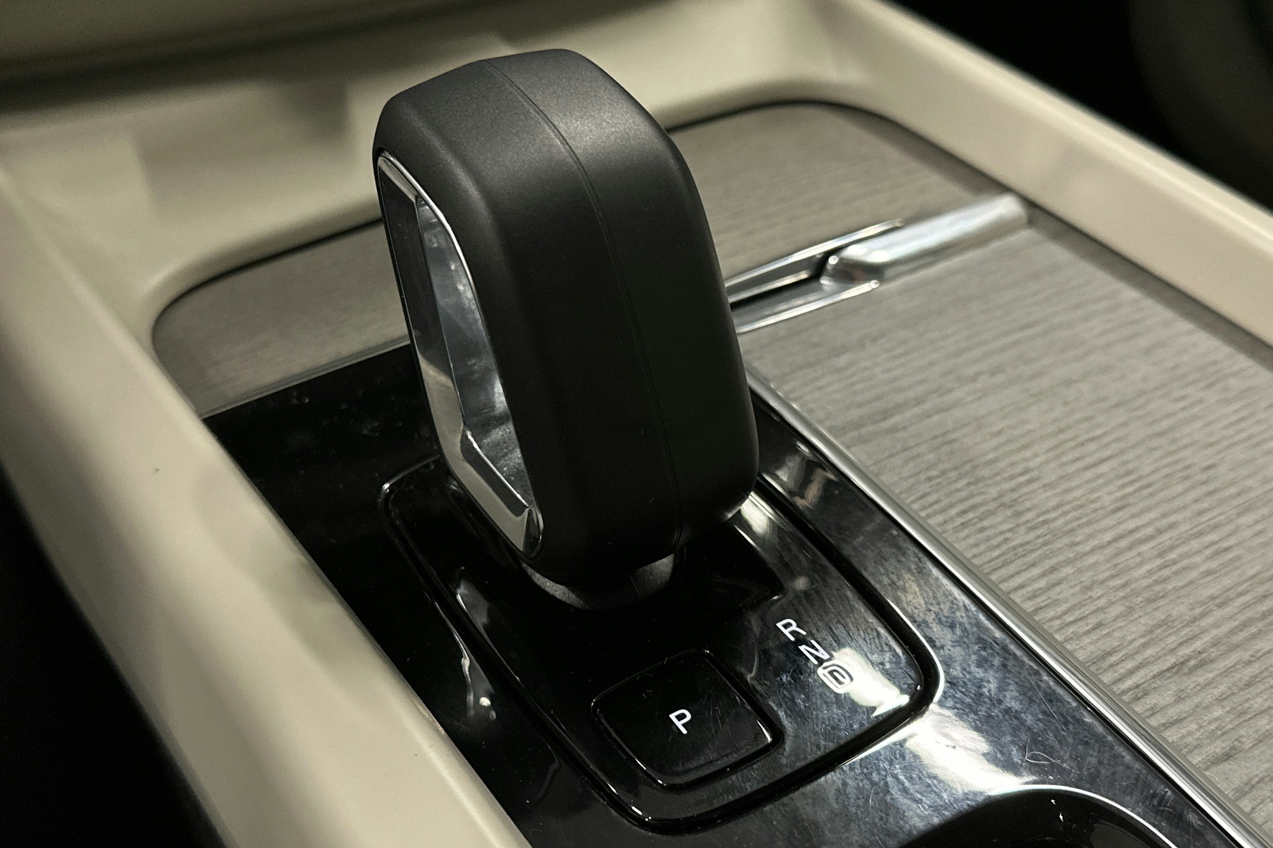 musta Volvo XC60 2023 kuva 32.