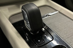 musta Volvo XC60 2023 kuva 32.