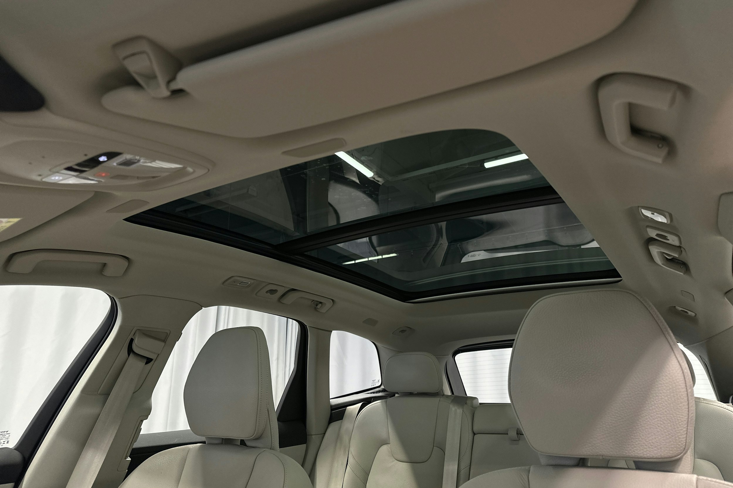 musta Volvo XC60 2023 kuva 34.