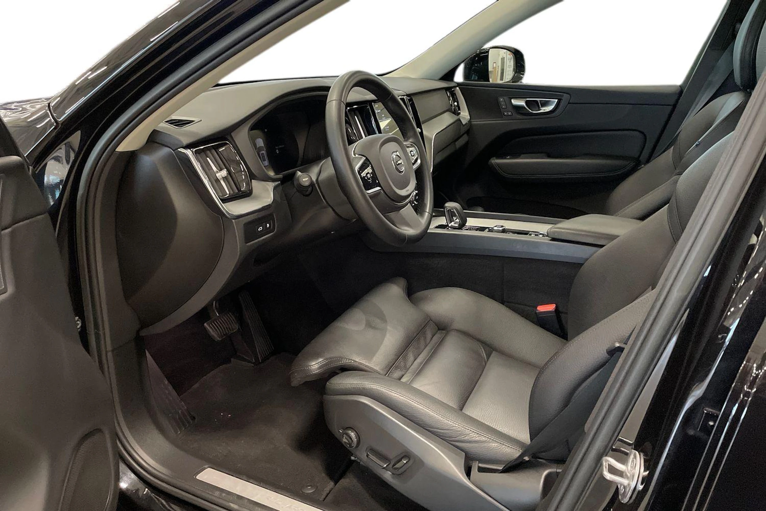 musta Volvo XC60 2023 kuva 7.