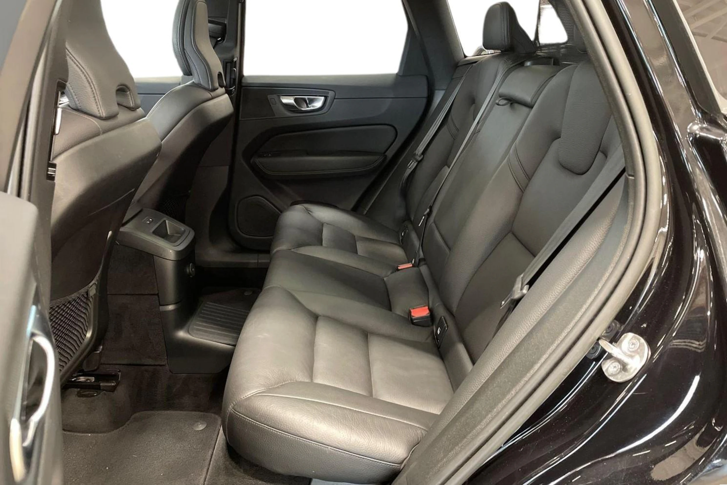 musta Volvo XC60 2023 kuva 8.