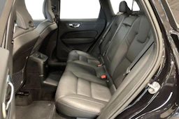 musta Volvo XC60 2023 kuva 8.