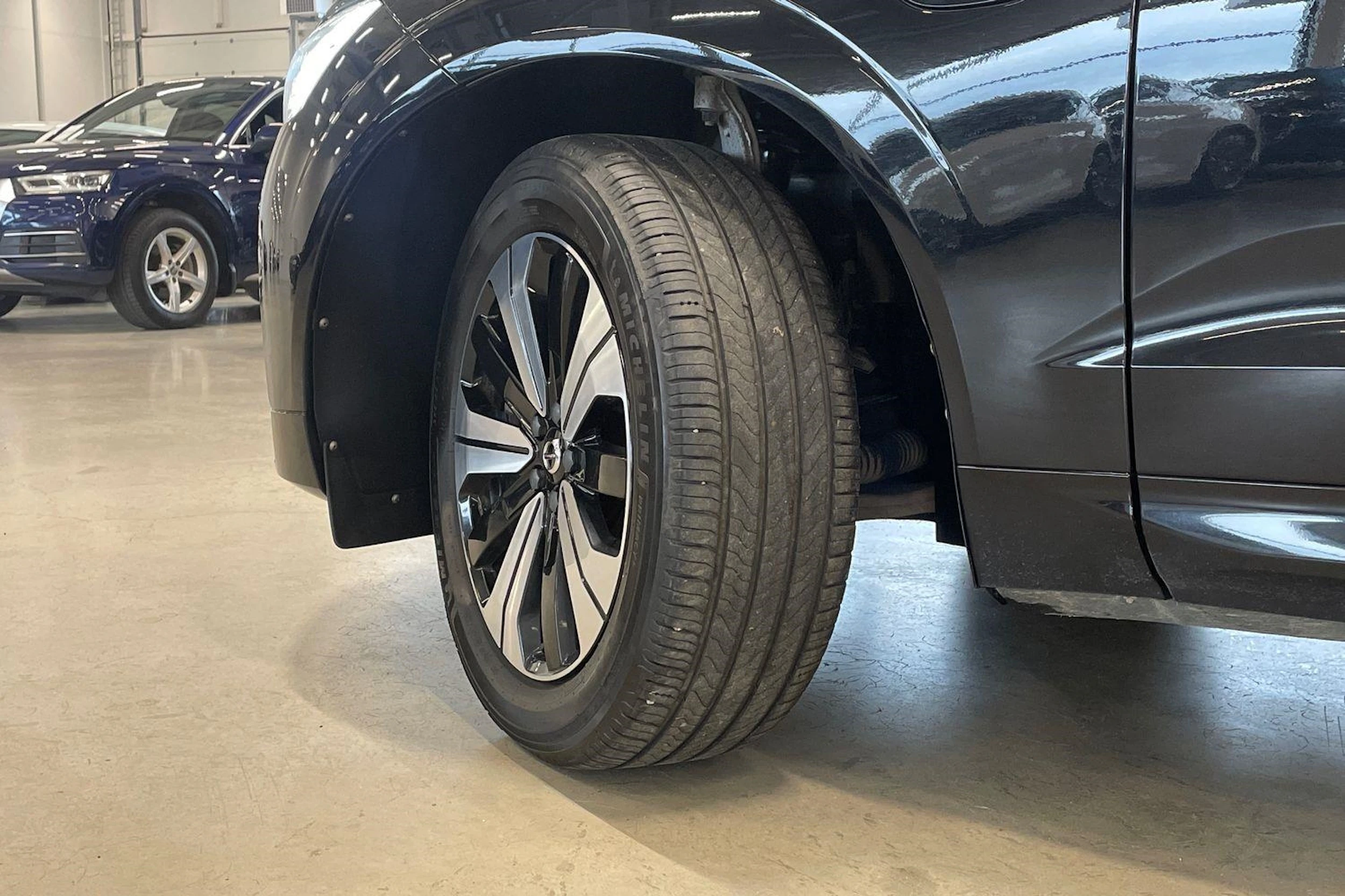 musta Volvo XC60 2023 kuva 10.
