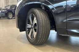 musta Volvo XC60 2023 kuva 10.