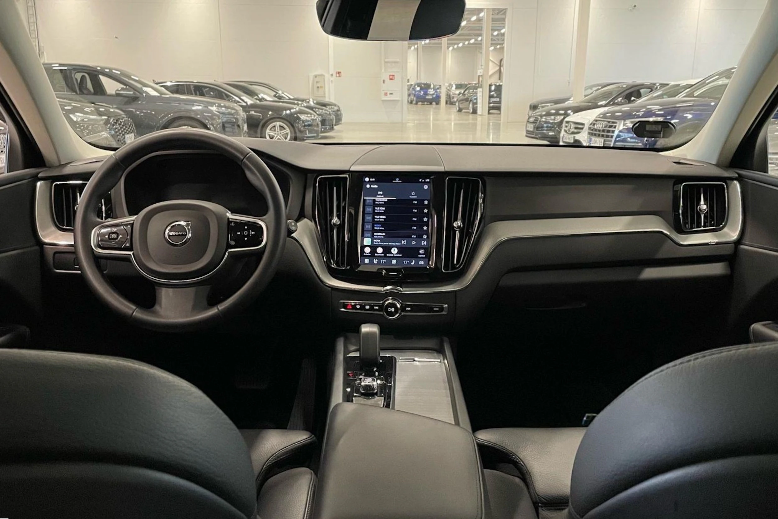 musta Volvo XC60 2023 kuva 12.