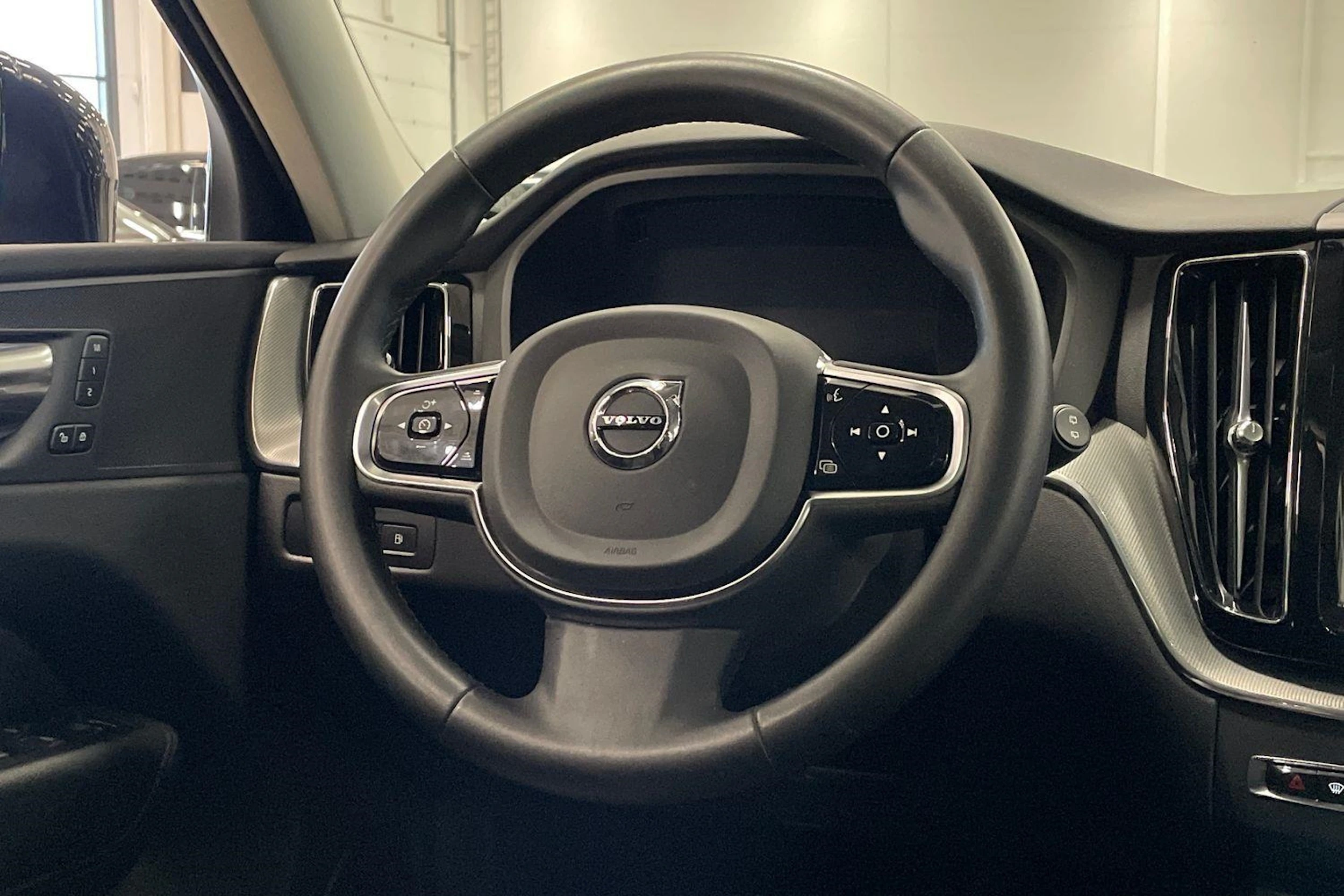 musta Volvo XC60 2023 kuva 13.