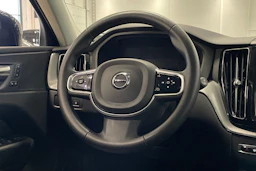 musta Volvo XC60 2023 kuva 13.