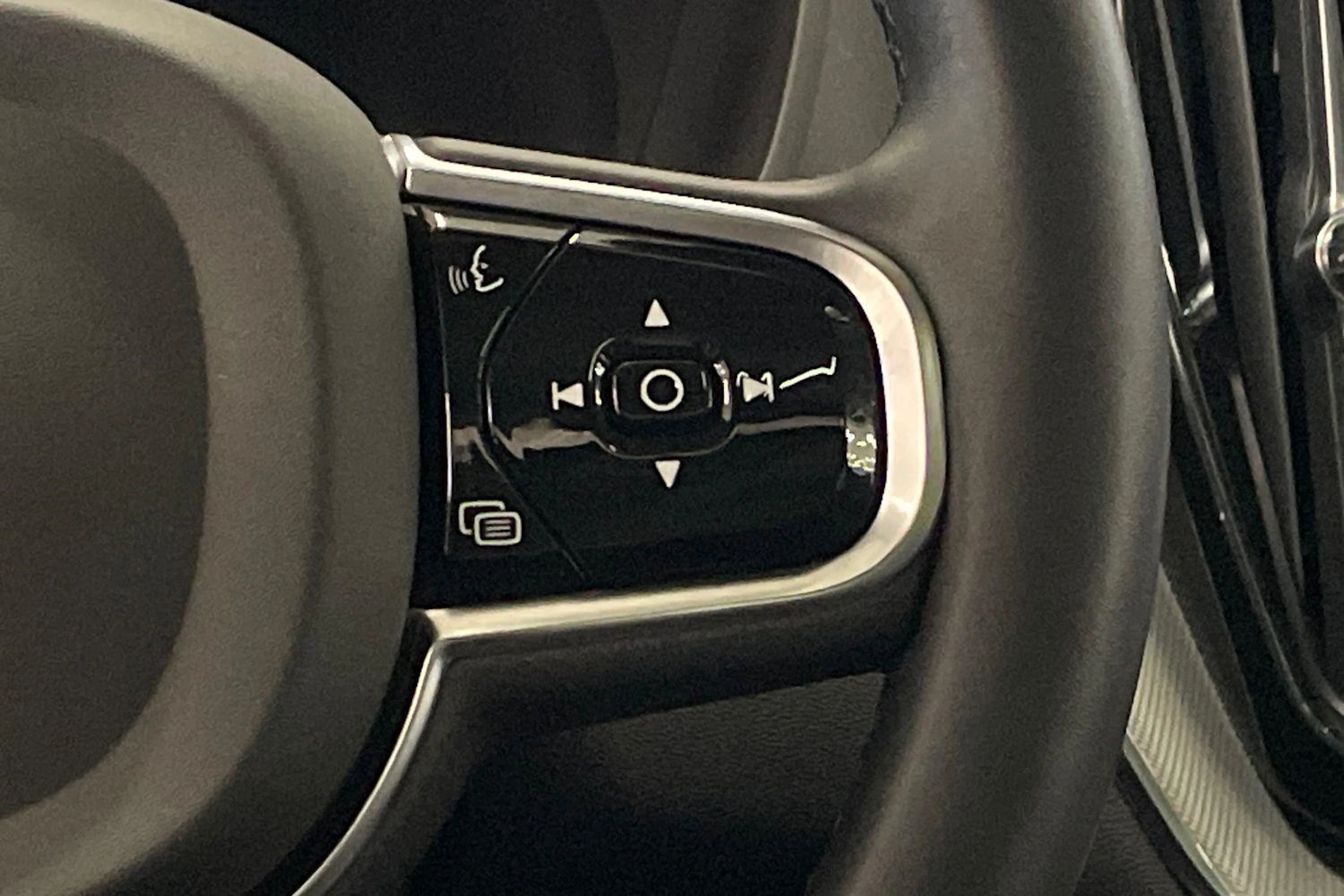 musta Volvo XC60 2023 kuva 14.