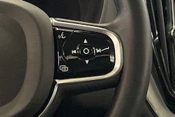 musta Volvo XC60 2023 kuva 14.