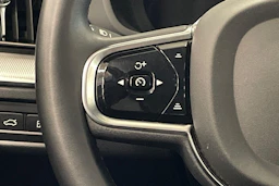 musta Volvo XC60 2023 kuva 15.