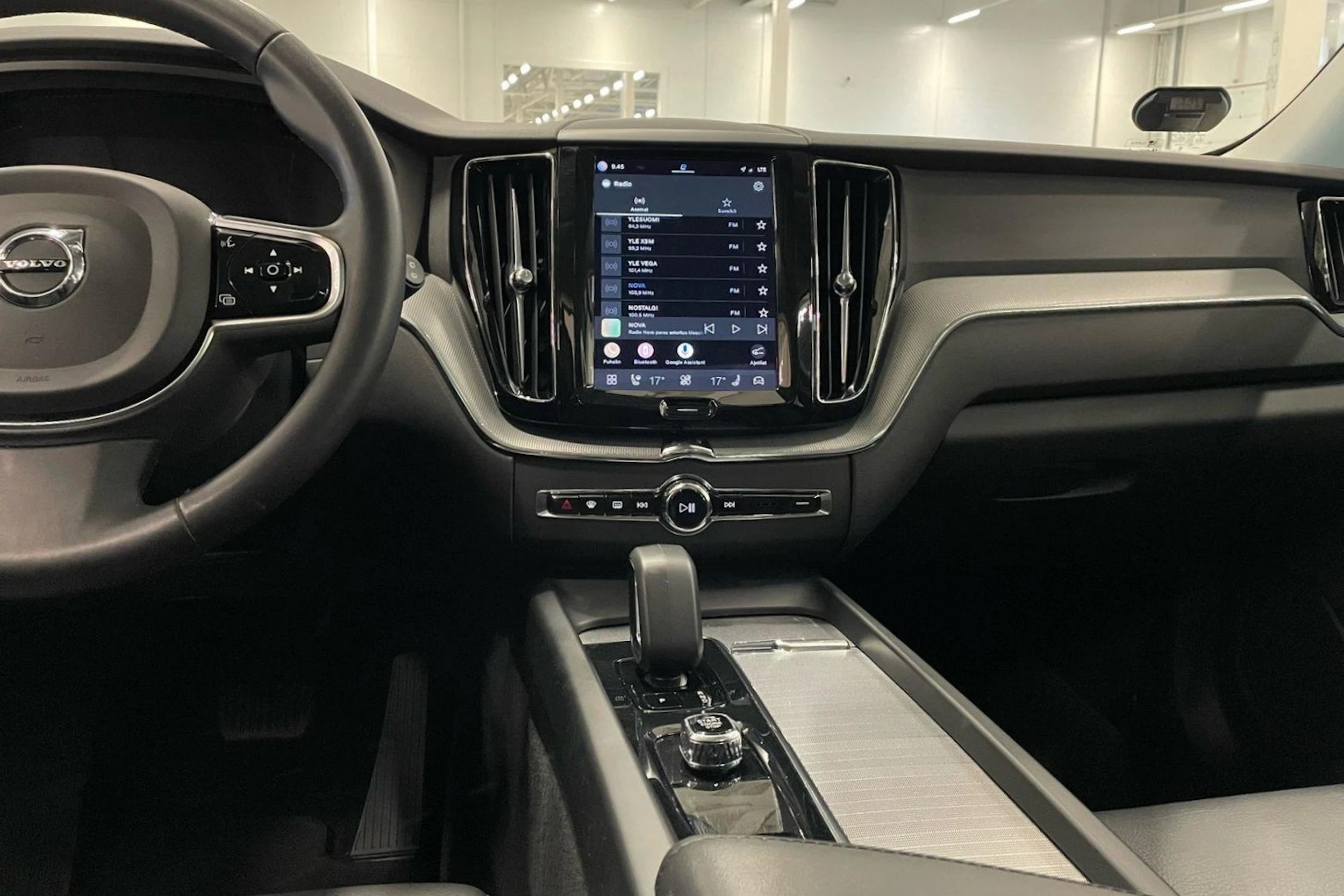 musta Volvo XC60 2023 kuva 18.