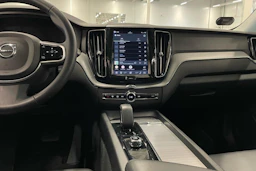musta Volvo XC60 2023 kuva 18.