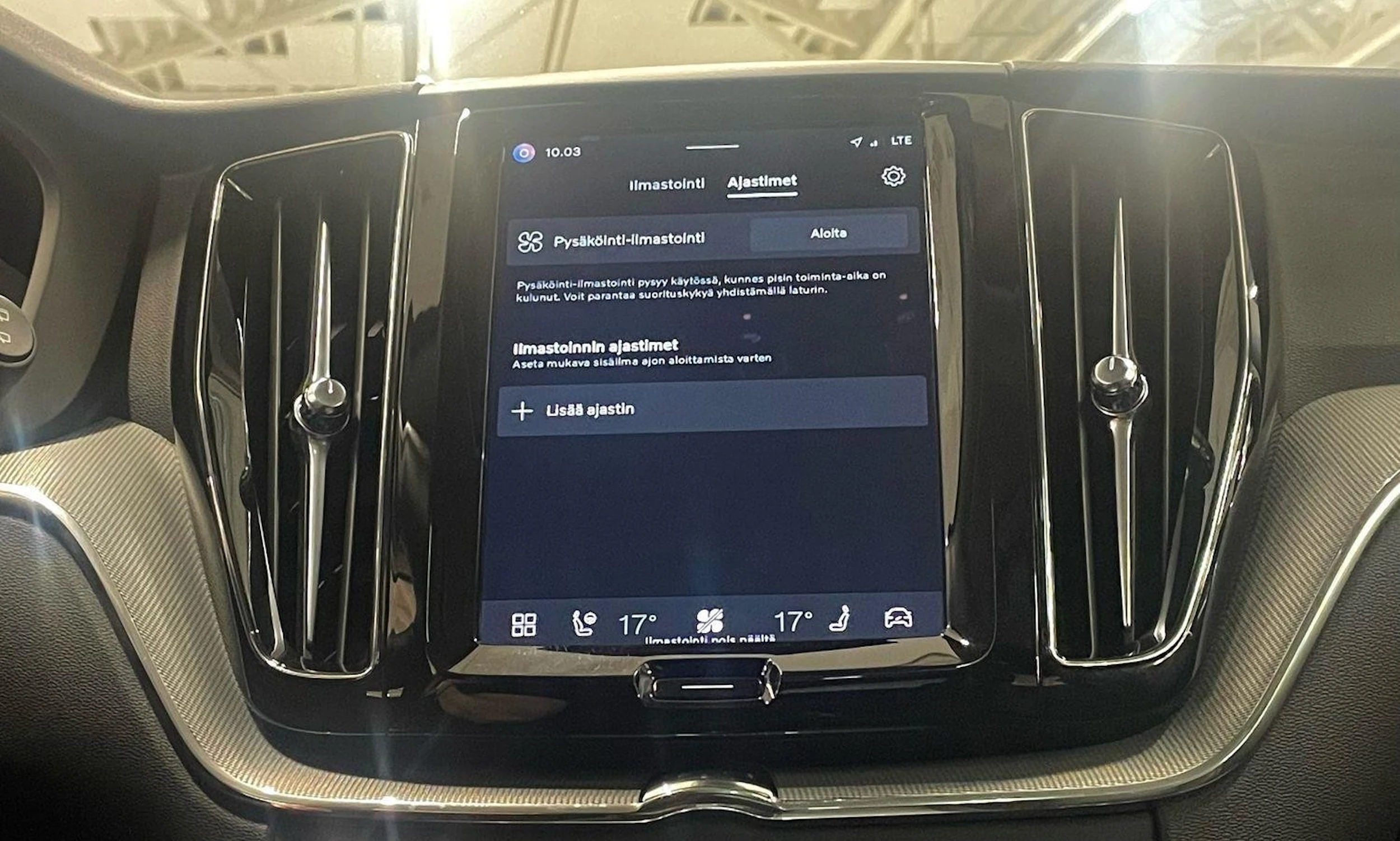 musta Volvo XC60 2023 kuva 19.