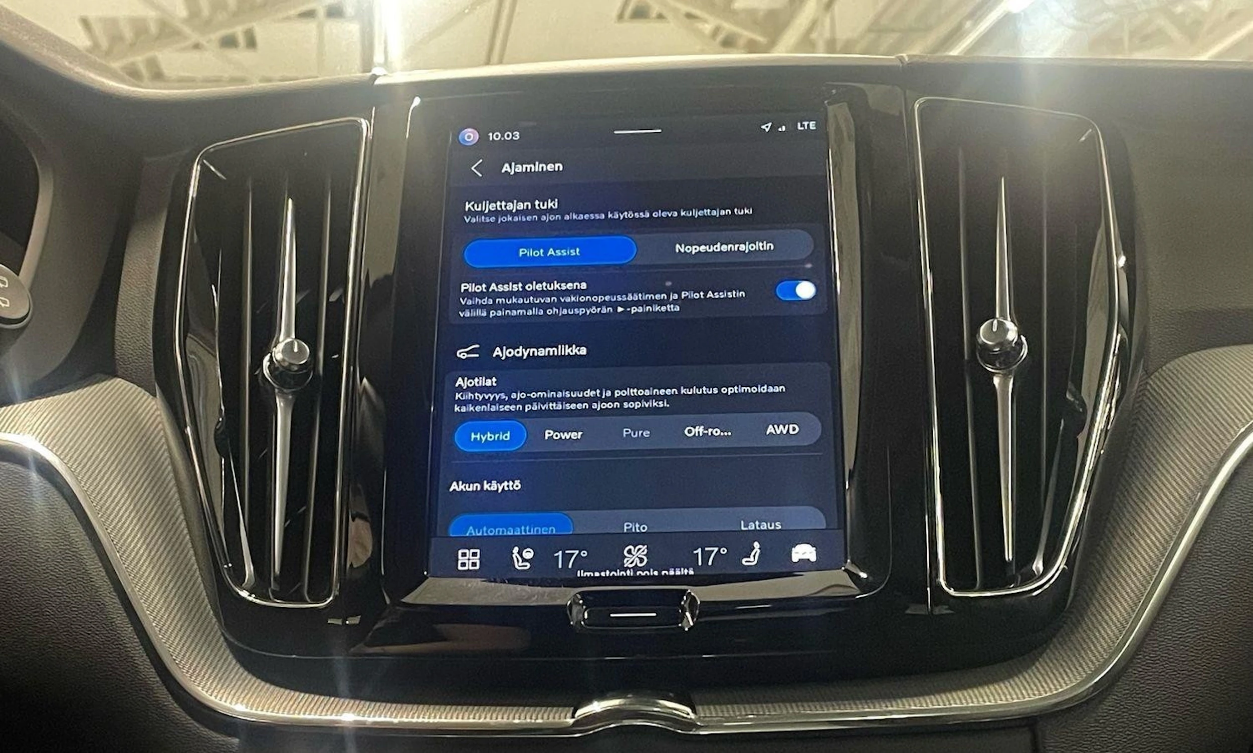 musta Volvo XC60 2023 kuva 21.