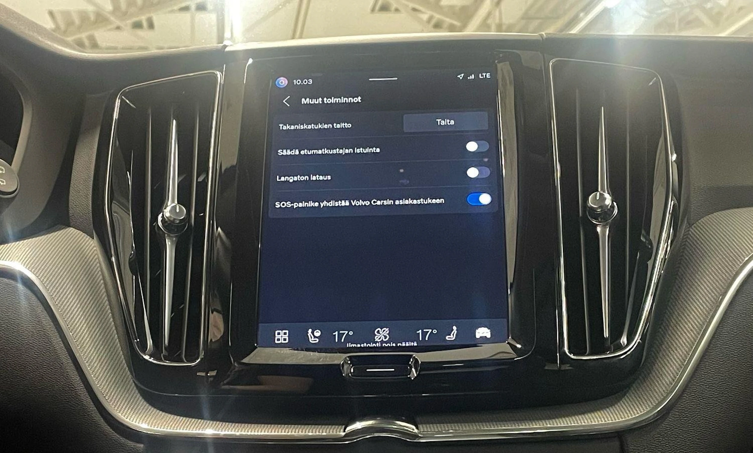 musta Volvo XC60 2023 kuva 24.