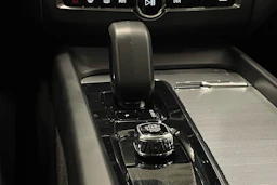 musta Volvo XC60 2023 kuva 26.