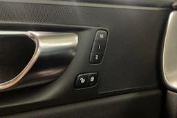 musta Volvo XC60 2023 kuva 28.