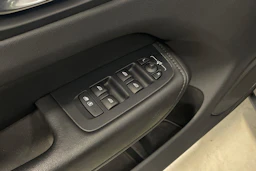 musta Volvo XC60 2023 kuva 29.