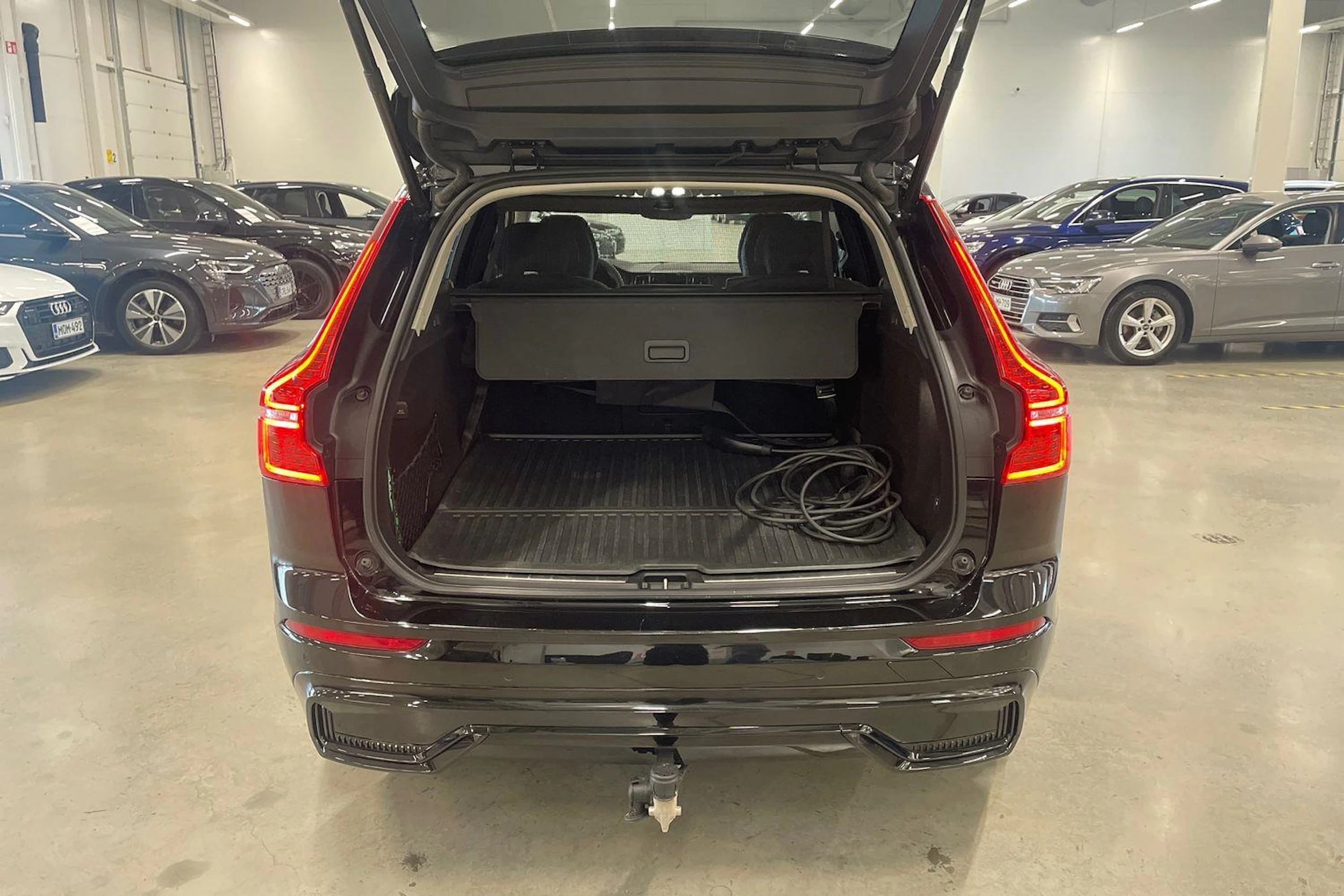 musta Volvo XC60 2023 kuva 30.