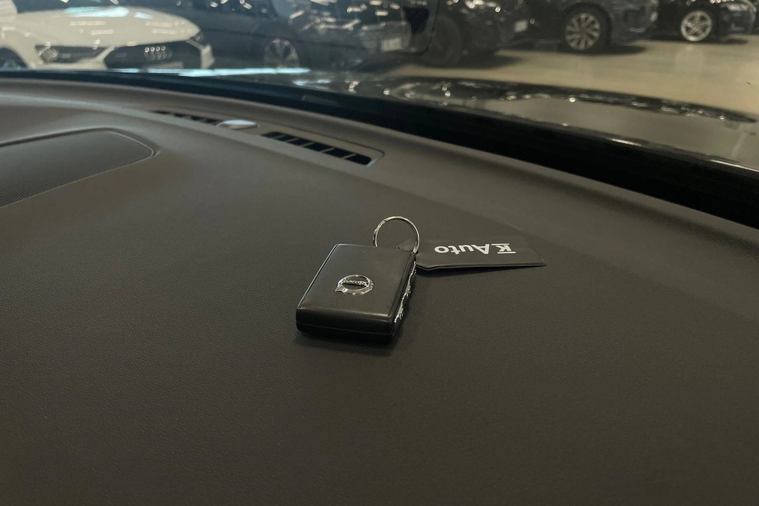 musta Volvo XC60 2023 kuva 34.