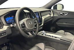 harmaa Volvo XC60 2023 kuva 6.