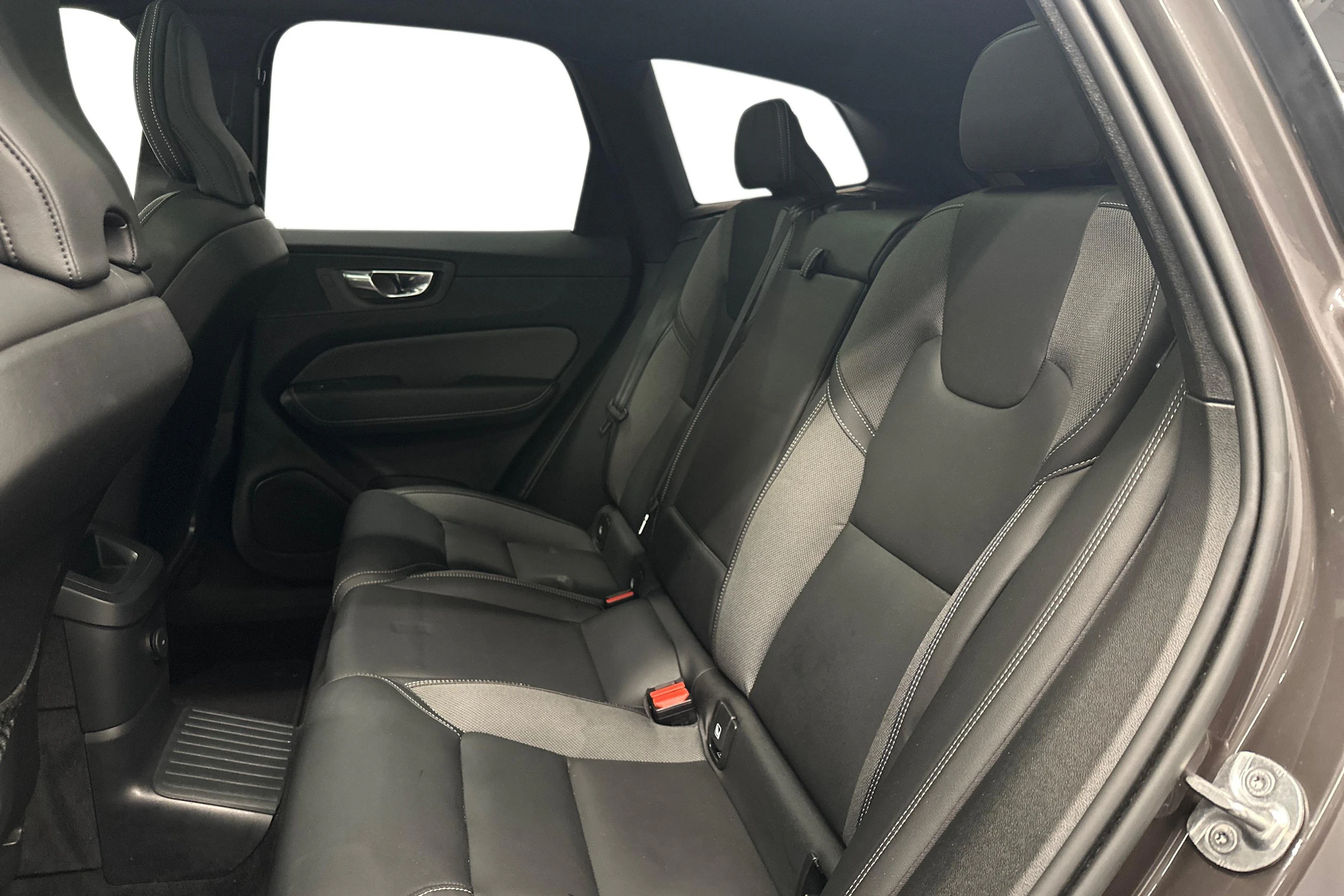 harmaa Volvo XC60 2023 kuva 8.