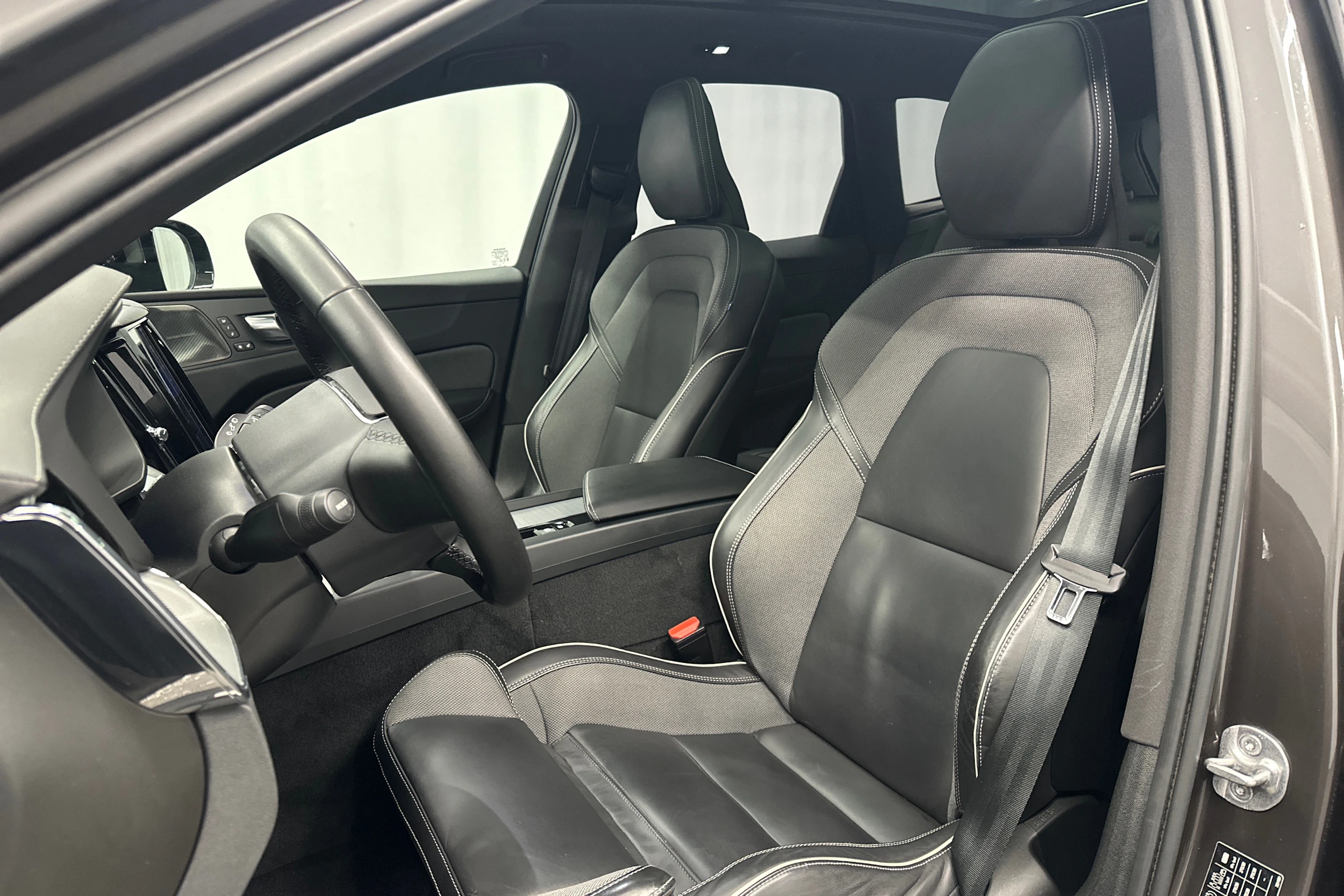 harmaa Volvo XC60 2023 kuva 25.