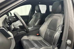 harmaa Volvo XC60 2023 kuva 25.