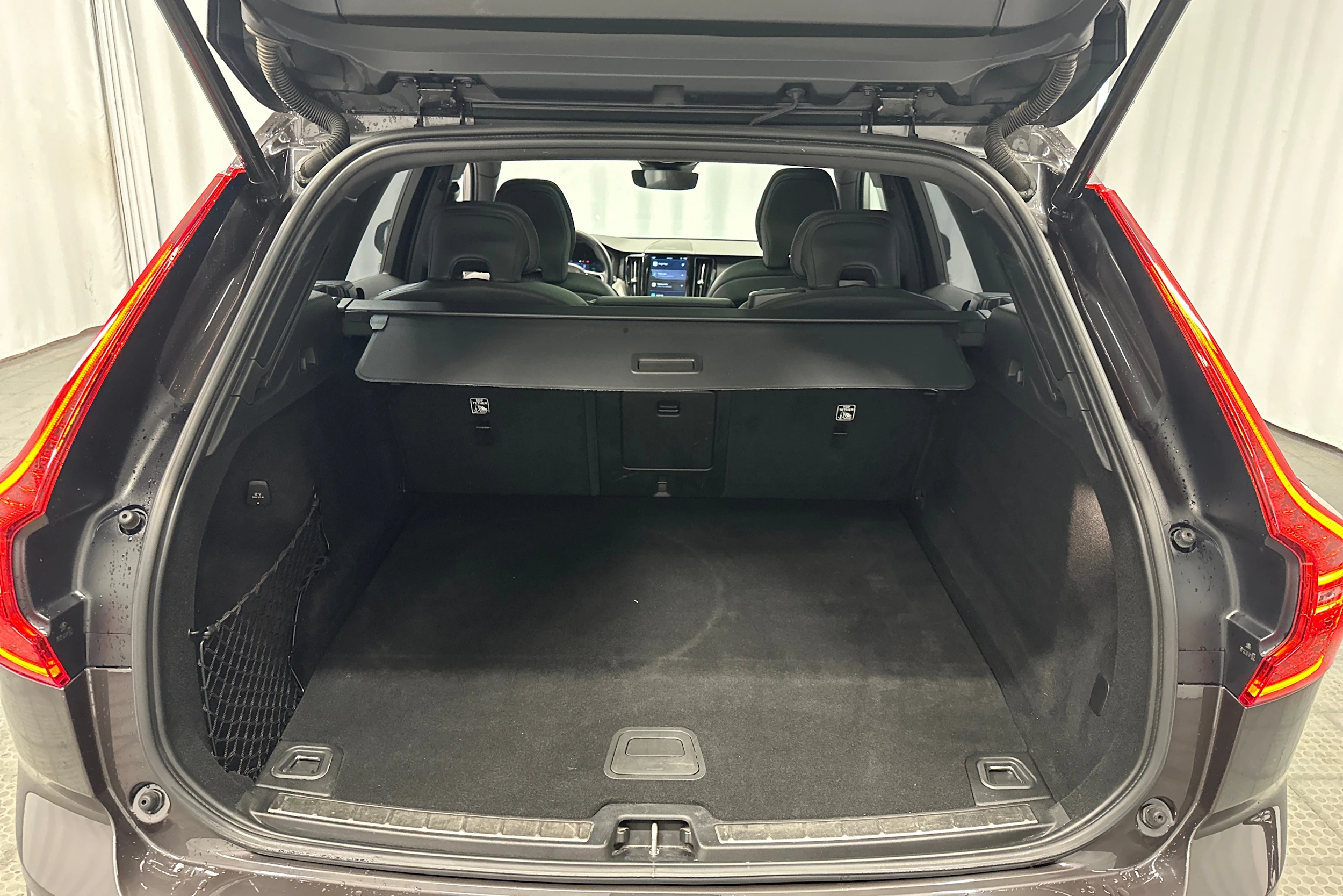 harmaa Volvo XC60 2023 kuva 27.