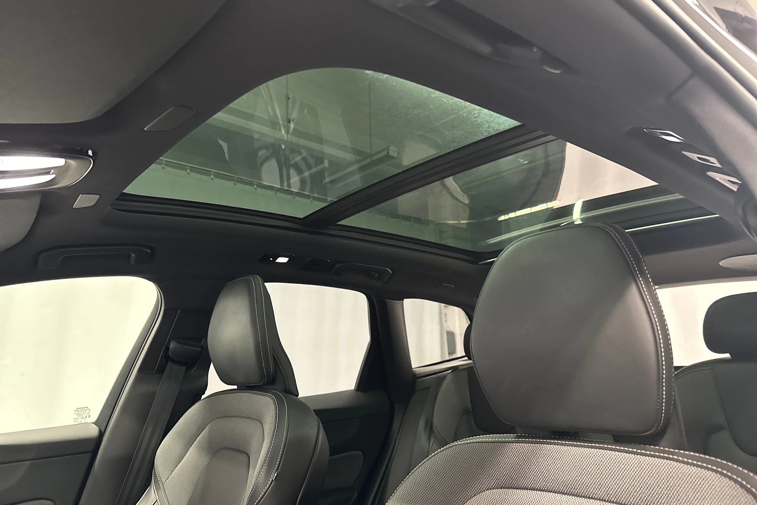 harmaa Volvo XC60 2023 kuva 29.