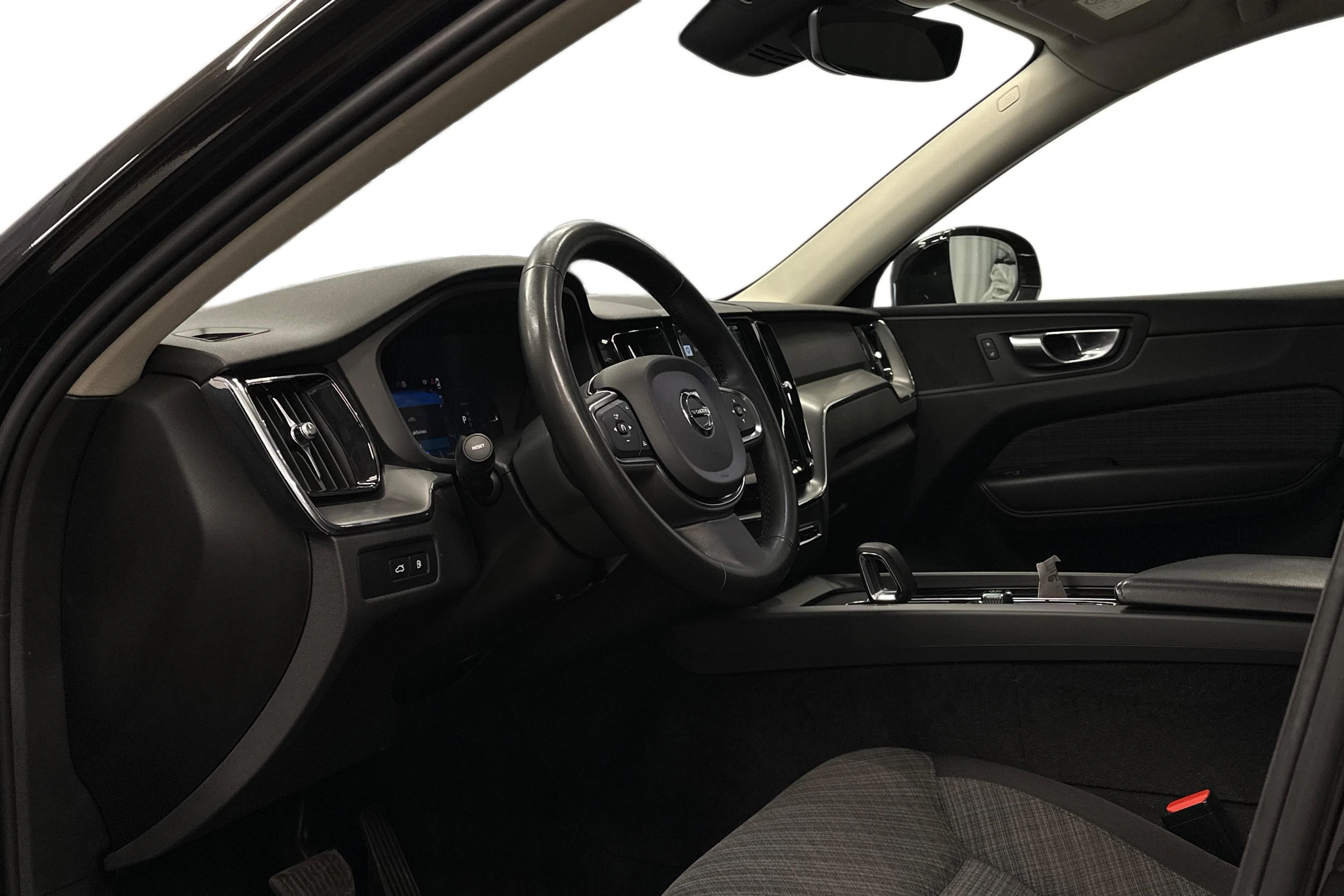 musta Volvo XC60 2023 kuva 6.