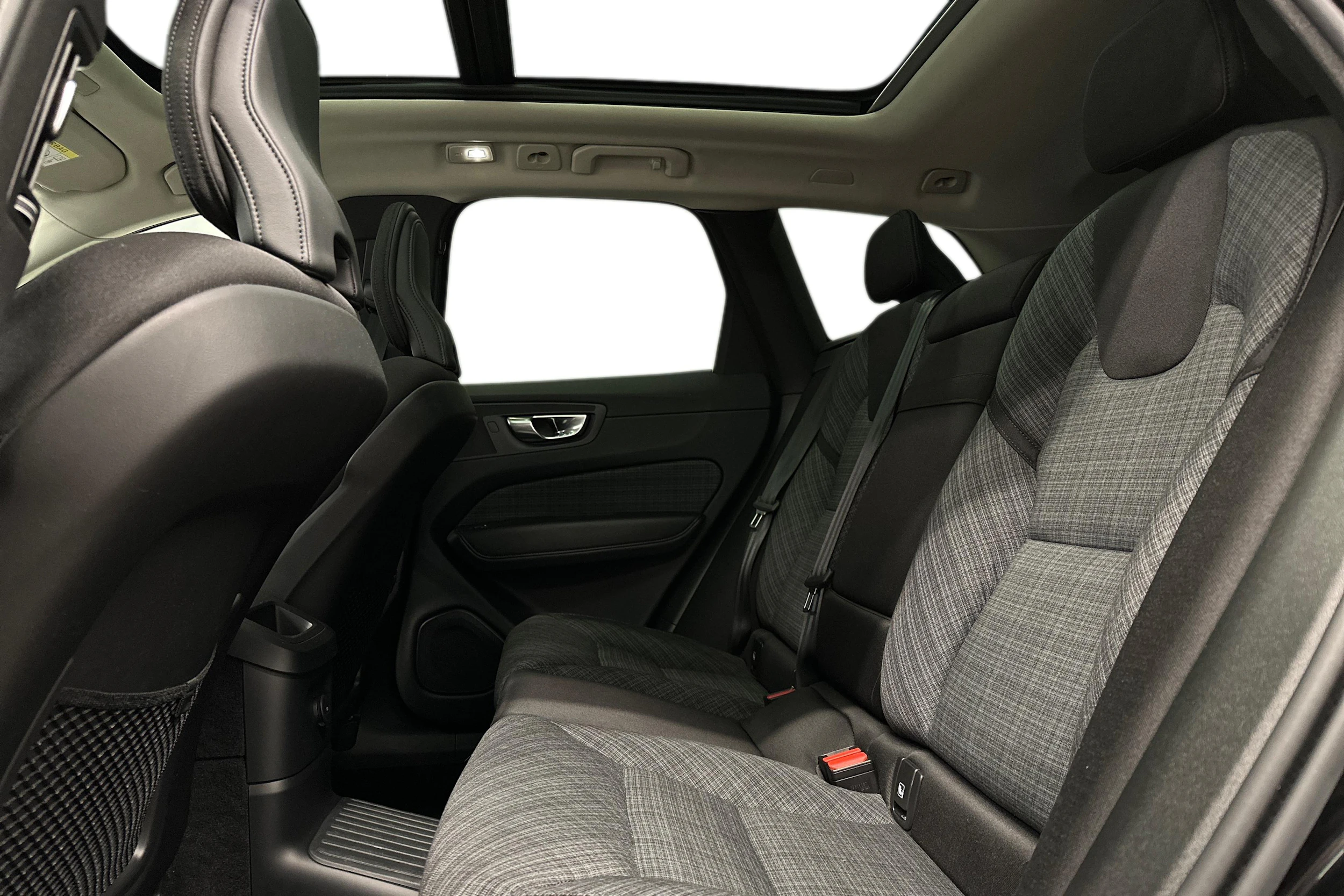 musta Volvo XC60 2023 kuva 8.